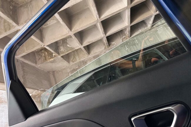 Trabajo sobre vidrio de automóvil